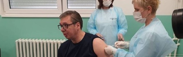 Vučić se revakcinisao u Pukovcu