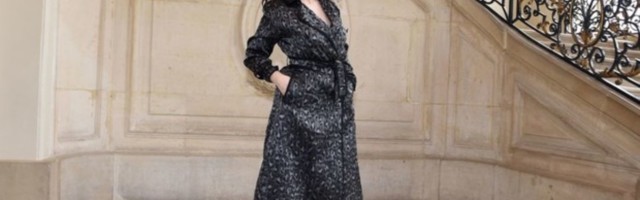 Monika Beluči u leopard kaputu na golom telu na reviji Dior