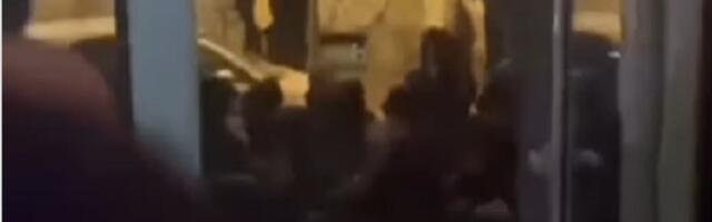 Letele čaše: Novi snimak tuče navijača Zvezde i Sitija (VIDEO)