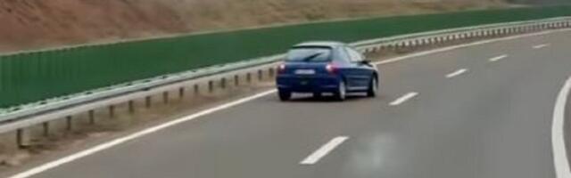 Stao NASRED auto-puta, pa vozio u rikverc! (VIDEO)