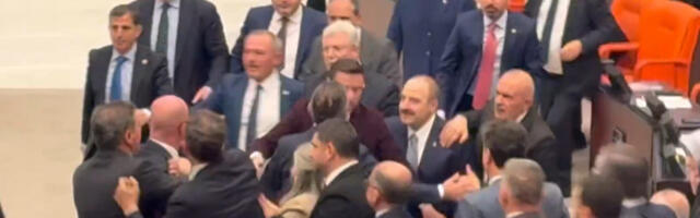 Ludnica u turskom parlamentu: Tuča trajala 10 minuta, sve počelo debatom oko budžeta (VIDEO)