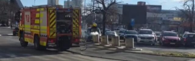 Izbio požar u Novom Sadu! Dim počeo da kulja iz trotoara, stigli i vatrogasci