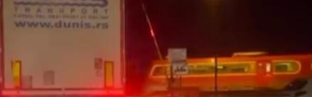 Za dlaku izbegnuta tragedija! Voz prolazi, a rampa podignuta vozači rizikovali živote