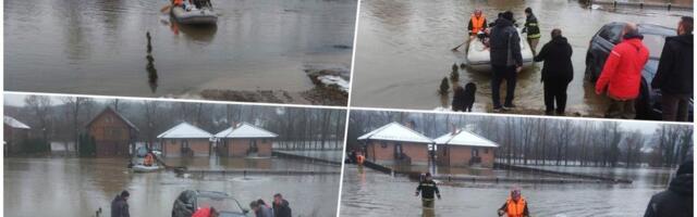 DRAMA KOD LJUBOVIJE! IZLILA SE DRINA, LJUDI BILI "ZAROBLJENI": Pripadnici Sektora za vanredne situacije spasili 9 osoba iz vikend naselja! (foto, video)
