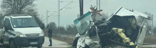 JEZIVE SLIKE SA MESTA HORORA KOD ČAČKA! Voz smrskao kombi - VOZAČ PREMINUO! (FOTO, VIDEO)