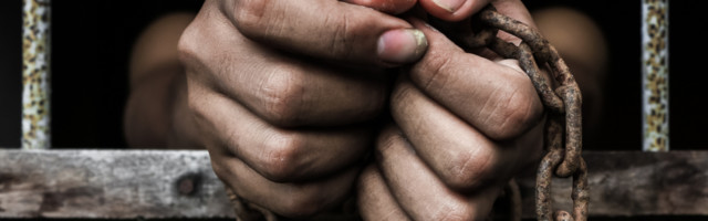 Pobegao iz zatvora, nedugo zatim poslao im je razglednicu i to sa Tajlanda