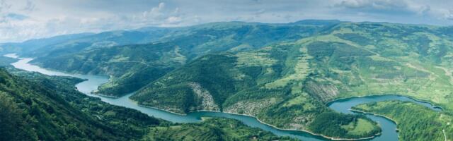 Kada se udruže snaga prirode i čovek nastaje nešto neverovatno: Ovo jezero je po nečemu jedinstveno i neobično