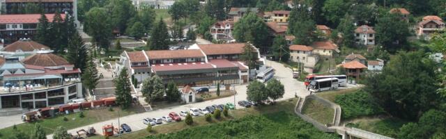 Bogato kulturno-istorijsko nasleđe čini je interesantnom za posetu: U okolini je i jedan prirodni fenomen