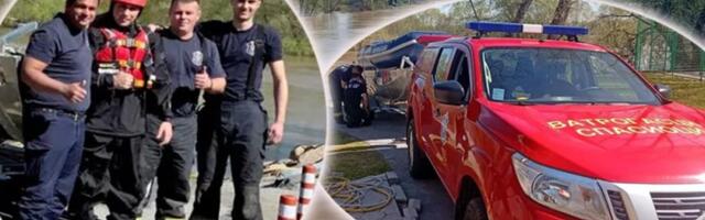 Tragedija izbegnuta "za dlaku": Čovek ispao iz čamca, počeo da se davi, vatrogasci-spasioci iz Jagodine odmah reagovali (FOTO)