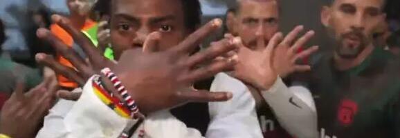 U Beogradu igrao kolo u narodnoj nošnji, sad pokazuje dvoglavog orla: "Učinite Albaniju velikom", skandalozan potez jutjubera