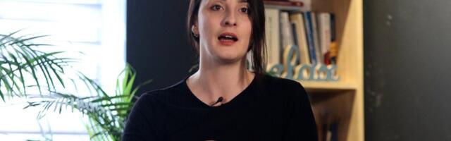 Kampanja N1 i blokaderke Sofije Todorović: Napali Vučića jer se ogrnuo srpskom zastavom i ne da da se Srbi proglase genocidašima! (VIDEO)
