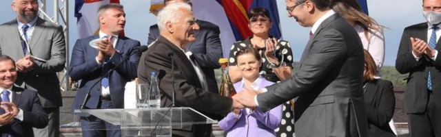 VIDEO: Meštani poklanjaju Vučiću parcelu u Pranjanima