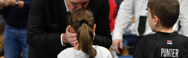 Na aerodromu Željka Obradovića dočekala devojčica koju uvek poljubi i zagrli u Areni (Video)