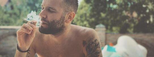 "U ĆOŠKU NEKE PROSTORIJE, SKLUPČAN..." Vladan Savić dane provodio u kafani, a onda je potražio stručnu pomoć: Video sam da nema izlaza...