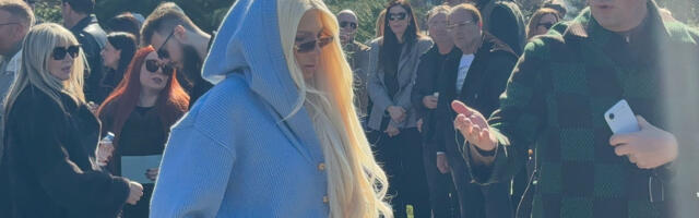 Karleuša sa kapuljačom na glavi stigla na pomen Saši Popoviću: U suzama poljubila spomenik, pa zagrlila nju