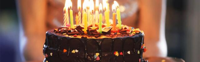 UZNEMIRUJUĆE! DEVOJKA DUVALA SVEĆICE NA TORTI, PA SE PROBUDILA U BOLNICI! Neslana šala prijatelja zamalo postala KOBNA: Evo šta je pošlo po zlu! (FOTO)