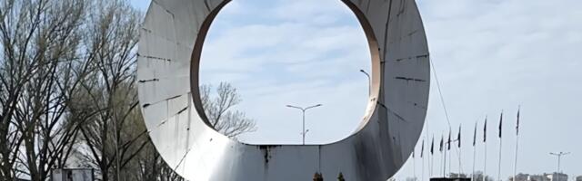 Sa Fiatovog znaka otpada metal, žice za struju bez zaštite - Zapušten simbol postao i bezbednosni rizik (VIDEO)