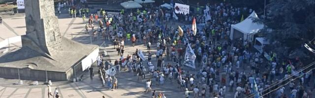 Sve se vidi na Vidovdan! Pola malenog trga u Kraljevu prazno - blokaderski skup doživeo debakl (FOTO/VIDEO)