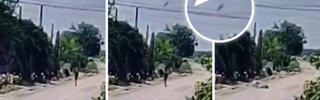 Misterija oko dečaka na trotinetu kojeg je umalo ubio predmet koji je pao s neba: Jedan detalj je ključan