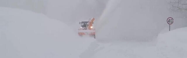 MLADIĆI ZAROBLJENI U SNIJEGU NA GOLIJI – Spasioci se jedva probili da im dopreme hranu, smetovi visine nekoliko metara