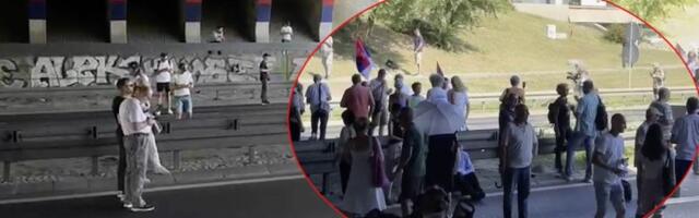 Skandalozno! Blokiraju saobraćajnice i teraju građane da se kuvaju po vrućini, a oni se odmaraju u hladu! (VIDEO)