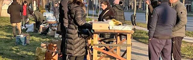FOTO: Sugrađani dočekuju učesnike protestne šetnje, peku palačinke i postavljaju švedski sto