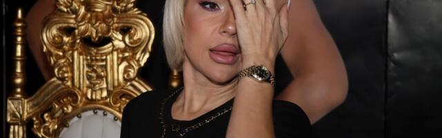 Jovana hitno prekinula emisiju: Voditeljka primetila promenu na telu dok je vodila program, izvinila se gostima i zastala