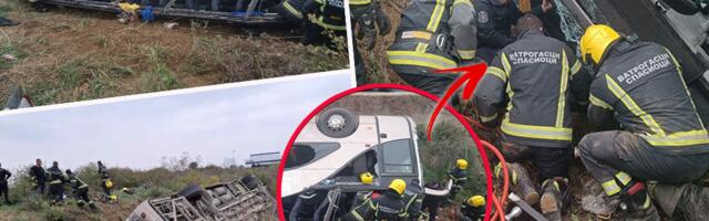 "ZADREMAO SAM, PROBUDILA ME VRISKA!" Radnik iz autobusa koji je sleteo kod Sremske Mitrovice otkrio detalje nesreće: "Stakla su popucala, padali smo jedni preko drugih!"