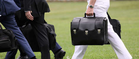 Kada će Trump predati aktovku sa nuklearnim kodovima Bidenu?