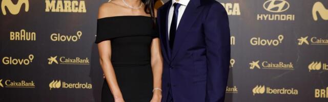 OLGA SA "SRPSKIM ZETOM" PROŠETALA CRVENIM TEPIHOM! Zanosna Srpkinja mamila uzdahe da svečanoj dodeli prestižne nagrade! Čuveni golman pored nje sijao od sreće!