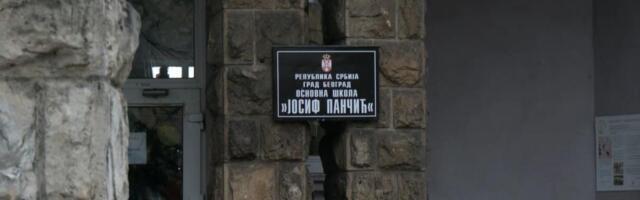 "POBIĆU VAS SVE, DONOSIM PIŠTOLJ, NISTE SVESNI ŠTA VAS ČEKA!" Ovo je trenutna situacija ispred škole u Aleksandrovcu gde je učenik PRETIO UBISTVOM VRŠNJAKA