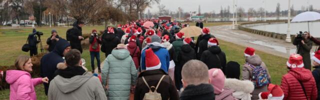 RODITELJI TRČALI SA BEBAMA U NARUČJU, A NAJSTARIJI UČESNIK IMA 81. GODINU Najlepša trka Deda Mraza održane na Paliću