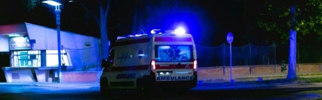 Upucan tinejdžer u Borči: Hitno prebačen u bolnicu, lekari mu se bore za život