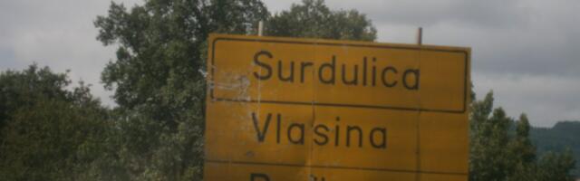 U Surdulici gađali jajima pekaru Albanca jer su čuli da je vozač, koji je izazvao saobraćajku u kojoj im je poginuo sugrađanin, njegov rođak