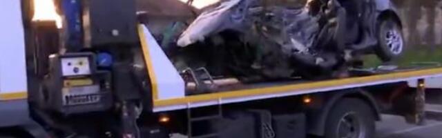 PRVE SLIKE SA MESTA JEZE U BARAJEVU! Mladić izgubio kontrolu nad automobilom, pa udario u banderu - POGINUO NA LICU MESTA! (FOTO)