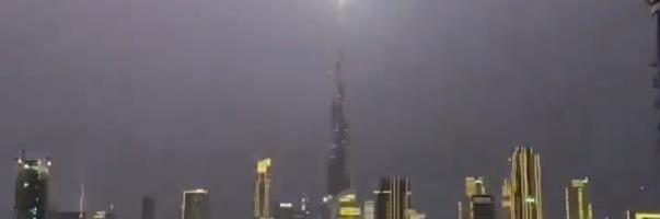 SNIMLJEN DIREKTAN UDAR GROMA U BURDŽ KALIFU! Još jedno "zlosutno znamenje": Žute i narandžaste munje obasjale grad, nebo se otvorilo, SVE PUCA (FOTO/VIDEO)