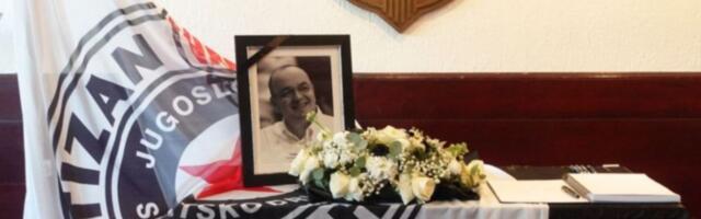 Grobari se opraštaju od svog Generala u Humskoj: Otvorena knjiga žalosti za Duška Vujoševića