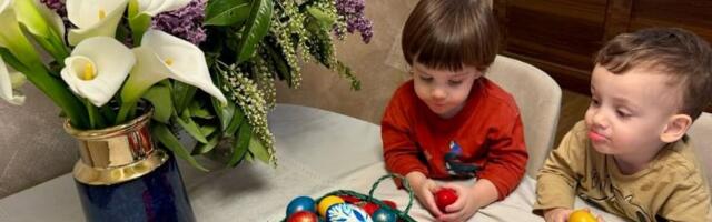 Ministarka Stamenkovski objavila divnu fotografiju: Sa sinovima Strahinjom i Vukašinom šarala vaskršnja jaja - Uzbuđenje bilo veliko, pa su mnoga razbijena