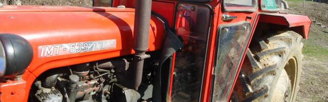 POGINUO TRAKTORISTA IZ KURŠUMLIJE: Prevrnuo se na šumskom putu