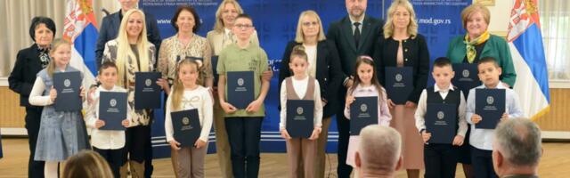 Mali heroji Srbije nagrađeni u Domu Vojske: Uručene nagrade pobednicima konkursa "Naš vojnik, naš heroj" (FOTO)