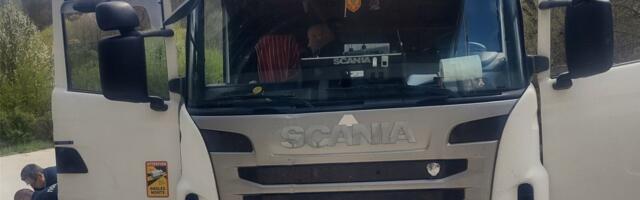 Kamion na auto-putu završio u suprotnom smeru: Haos na relaciji Beograd - Niš, vozilo probilo zaštitnu ogradu (VIDEO)