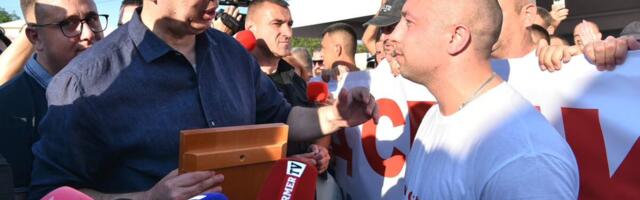 VUČIĆ DOBIO PRELEP POKLON OD MLADIH SA KiM! Kamera zabeležila emotivan trenutak: Čak 350 Srba sa KiM stiglo u Kraljevo da podrže predsednika (FOTO)