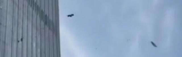 Poginuo pilot koji se sportskim avionom zakucao u najviši neboder, povređeno 13 ljudi (VIDEO)