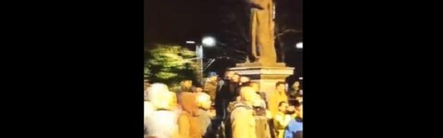 "Uhapsite Kona": Protest ispred zgrade člana Kriznog štaba