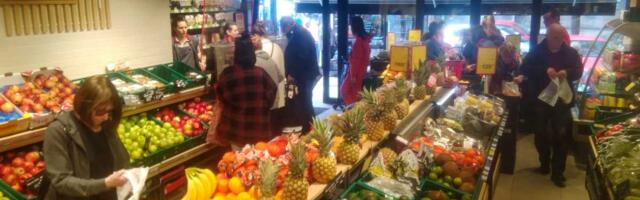 Ovako kupci varaju na vagama - trgovci šokirani bahatošću: Nećete verovati šta ljudi rade posle merenja voća, kamere sve otkrile