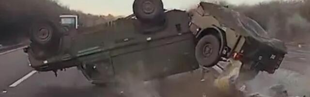 Vozilo se prevrnulo, vojnici teško povređeni: Audi im presekao put, pogledajte snimak stravične nesreće (VIDEO)