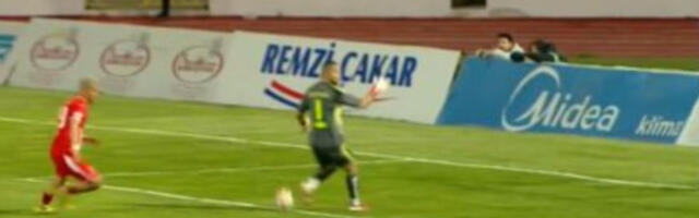 (VIDEO) Šta uradi, crni golmane?! Obrukao se za sva vremena, ovako nešto se ne viđa svaki dan