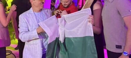 SRBI GA DOČEKALI SA BUGARSKOM ZASTAVOM: Pevač iz komšiluka se veseli sa našim velikim zvezdama, pogledajte ove kadrove (FOTO, VIDEO)