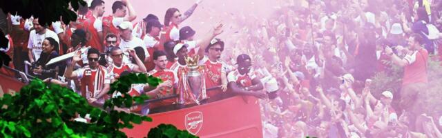 LONDON NIJE VIDEO OVAKO NEŠTO! Više od milion ljudi na paradi Arsenala, vatrogasci spasavali navijače sa krovova! Napad nožem šokirao Englesku! (VIDEO)