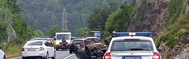 Detalji saobraćajne nezgode na Zlatiborskom putu! Smrskan automobil, završio na krovu (FOTO)